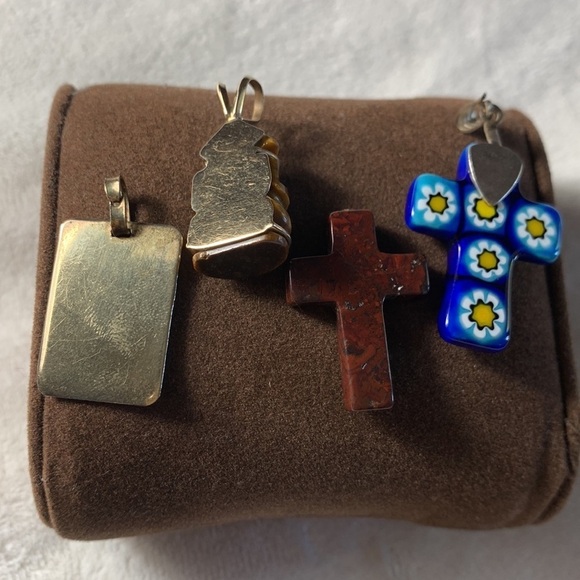 Set of miscellaneous religious necklace charms. - Picture 5 of 7